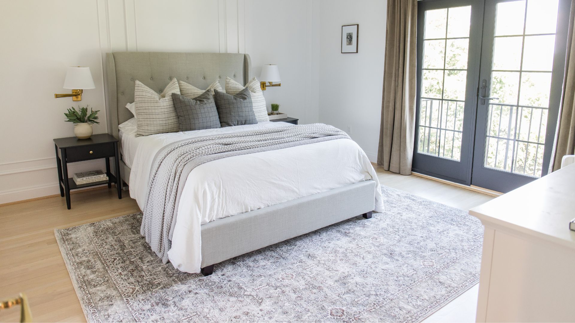 What Size Rug To Put Under a Queen Bed – Tumble