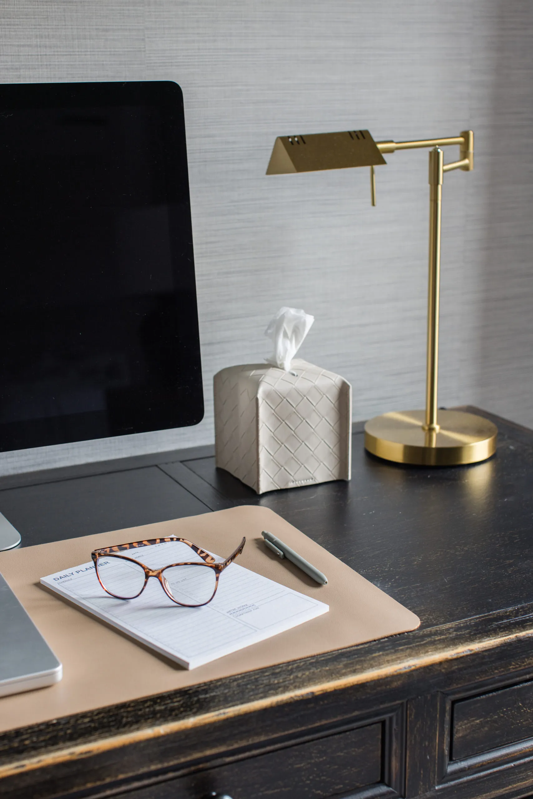 setting and achieving goals this new year home office organization | #setting #achieving #goals #home #homeoffice #organization #desktop #accessories #desk #officechair #lighting #lamp #deskpad #planner #tissueboxcover